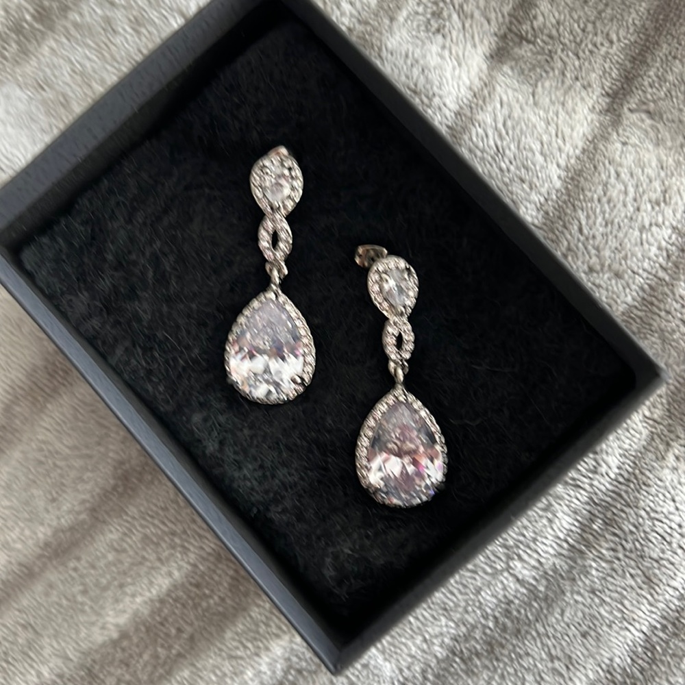 CHANDELIER EARRINGS 🌸 SILVER NWOT